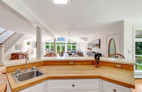 Londonderry House | Bromley; 7 min. XC skiing! 7 acres. Pond. Dogs OK.