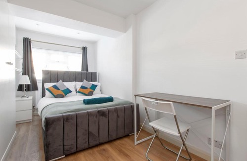 London Borough of Bromley Apartment | Bromley Base, Work Stay, Spacious, Free Parking