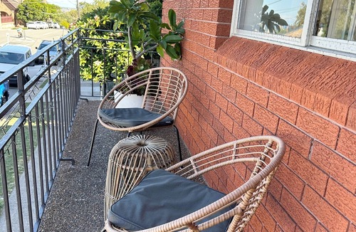 Bronte Apartment | Bronte beach 2 BD apartment, next to trendy cafes and shops, Family friendly!
