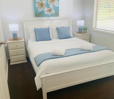 Greta Main House | Bronte Lodge, Wine Country Farm Stay Hunter Valley with Games Room, Close to Town