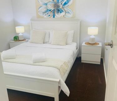 Greta Main House | Bronte Lodge, Wine Country Farm Stay Hunter Valley with Games Room, Close to Town