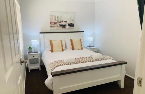 Greta Main House | Bronte Lodge, Wine Country Farm Stay Hunter Valley with Games Room, Close to Town