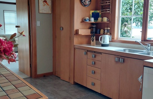 Bronte Cottage | Bronte Tides Cottage. Stunning Sea View - A restful 2 bedroom cottage
