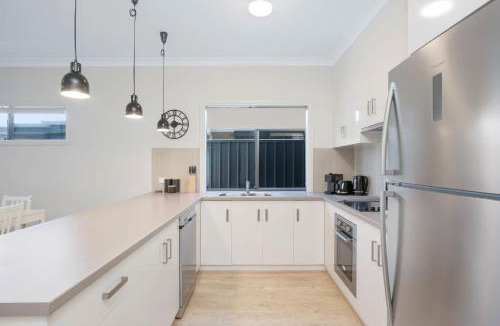 Goolwa House | Brookings Perch - Riverside Stay near Cafés & Wharf