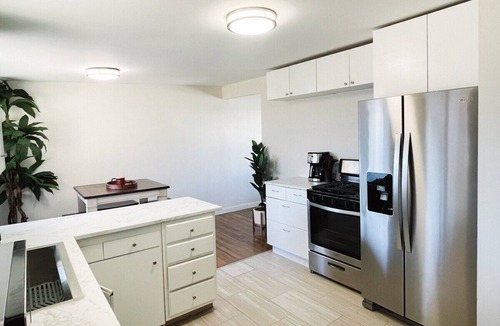 Murray House | Brooklyn's Cozy Rambler: Modern Comfort in a Prime Location
