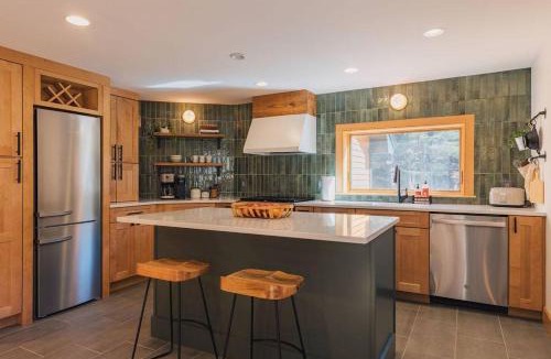 Bridgewater Corners House | Brookside Cabin and Hot Tub near Woodstock Vermont