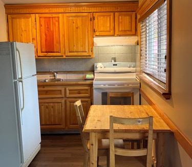 Golden Hotel | Brookside Motel