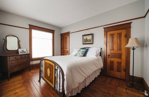 Williamsburg Other | 🐎 Broomhead Farmhouse | Victorian Yuba Vineyard Retreat | Near GLEF | MAIN HOUSE ➠ 5721