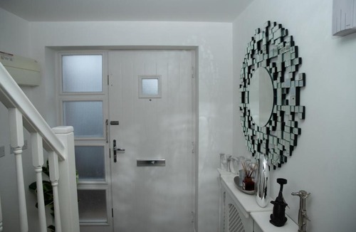 Newport Pagnell Apartment | Broughton Haven 5 Beds House Free WiFi, Free parking, NETFLIX