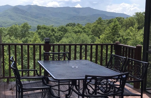Hiawassee Cabin | Brown Bear Hideaway, Beautiful Mtn View, Screen Porch, King, 2 miles to town