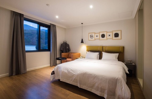 Busanjin Hotel | Brown-Dot Choup