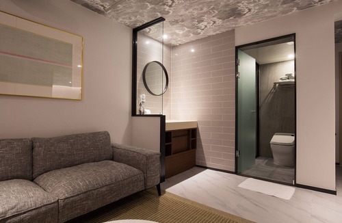 Busanjin Hotel | Brown-Dot Choup