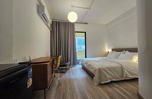 Si Yaek Maha Nak House | Brown H