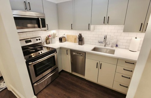 Logan Circle Apartment | Brownstone Logan Studio - 1 mile to White House