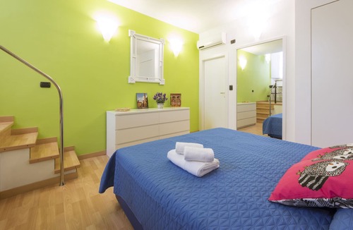 Duomo Apartment | Brunelleschi Apt next to the Duomo, A / C, washing machine. Central location