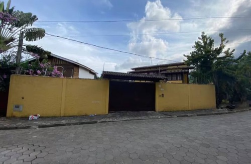 Pereque House | Bruno's yellow mansion