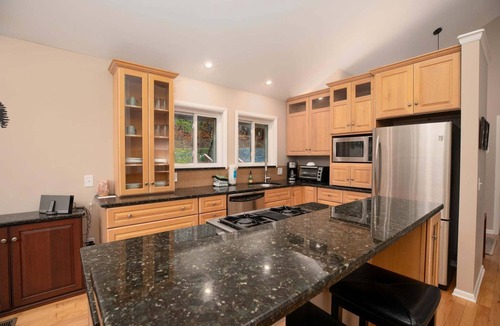 Basye House | Bryce Ascent - ski slope & golf course mtn views!