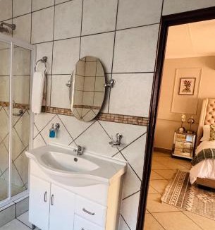 Rustenburg Apartment | Brytelight Luxe Hideaway-Relaxing Poolside Stay