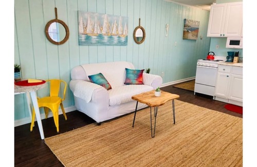 Tybee Island House | Bubble Gum Apt “B”, 2 blocks to the Beach! Sleeps 2 adults