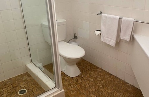 Warwick Hotel | Buckaroo Motor Inn