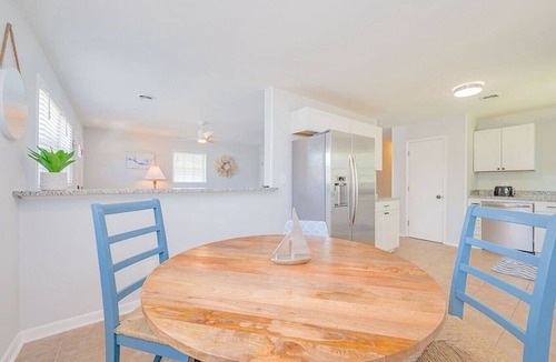 Hampton House | #Buckroe Bungalow ~Escape to the Beach 2mins Away!