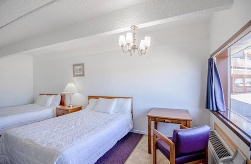 Osborne Hotel | Budget 4-Room Stay w/2 Queen Beds + Essentials – Ideal Osborne Roadtrip