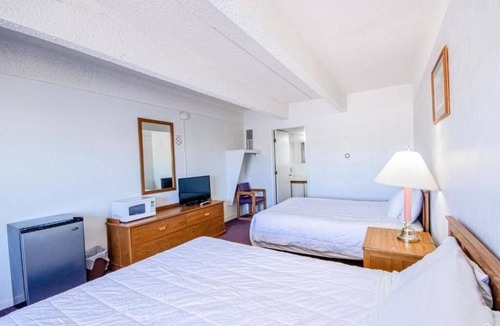 Osborne Hotel | Budget 4-Room Stay w/2 Queen Beds + Essentials – Ideal Osborne Roadtrip