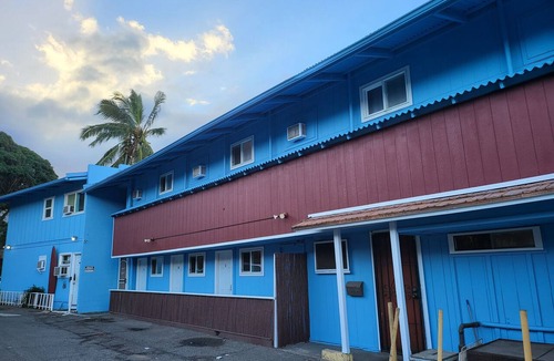 Wailuku Apartment | Budget Downtown Studio C w/European Twin Bunk Beds, AC, WIFI & free Streamers!