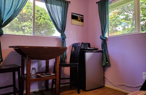 Wailuku Apartment | Budget Downtown Studio-F Queen, AC, WIFI & 4 free Streamers!