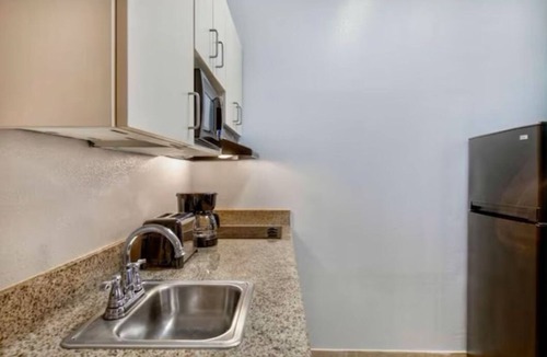 Beaumont Hotel | Budget-Friendly 2 - Units Near Jinks Pond – Suitable for Families + Travelers