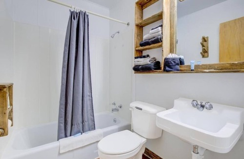 Chamberlain Hotel | Budget-Friendly 3-Room Accommodations w/Parking – Steps from Dining & Eateries