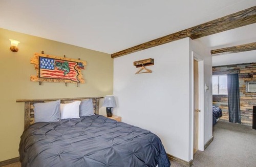 Chamberlain Hotel | Budget-Friendly 3-Room Accommodations w/Parking – Steps from Dining & Eateries