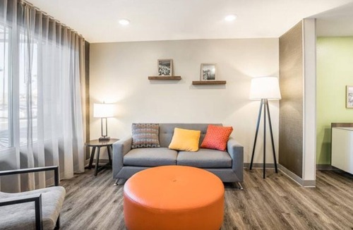 Moreno Valley Hotel | Budget-friendly Accommodation! FREE Parking, Kitchen, Pets Allowed!