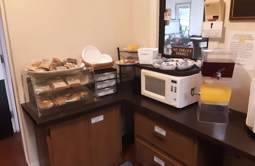 Summit Hotel | Budget-friendly Accommodation at Knights Inn Ashland! Onsite Pool, Free Parking!