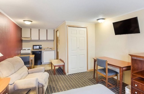 Summit Hotel | Budget-friendly Accommodation at Knights Inn Ashland! Onsite Pool, Free Parking!