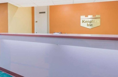 Berea House | Budget-friendly Accommodation! Pet-friendly, Free Parking, Near Lincoln Hall!
