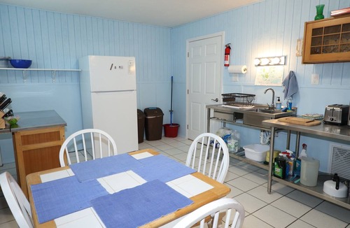 Cedar Key Apartment | Budget Friendly Apartment with Ample Boat Parking!