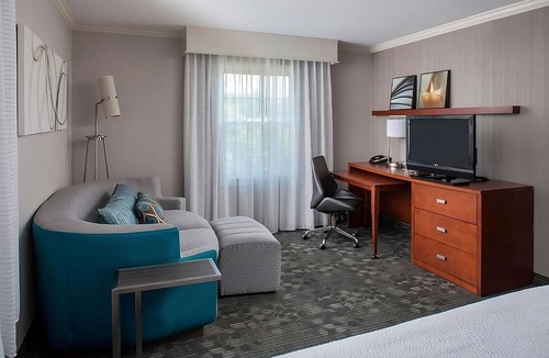 South Lowell Hotel | Budget-Friendly Bliss! 2 Posh Units, Close to New England Quilt Museum