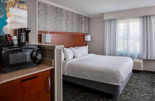 South Lowell Hotel | Budget-Friendly Bliss! 2 Posh Units, Close to New England Quilt Museum