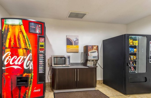 Indianapolis Hotel | Budget-Friendly, Charming Room w/Granite Counters Near Holliday Park – 6 Miles