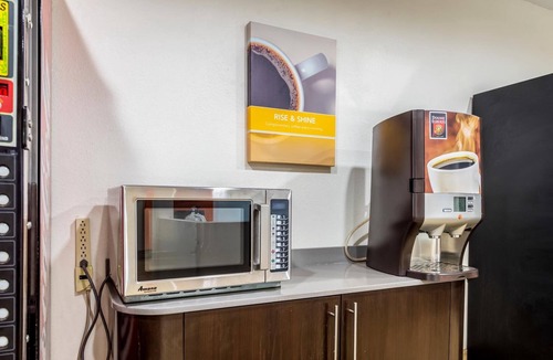 Indianapolis Hotel | Budget-Friendly, Charming Room w/Granite Counters Near Holliday Park – 6 Miles