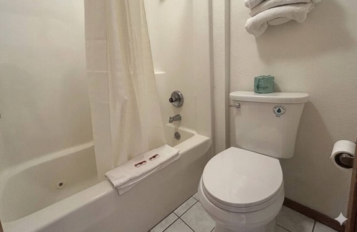 Greenville Hotel | Budget-Friendly Greenville Stay | Free Parking | Near Downtown Greenville