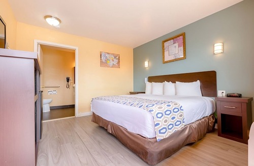 Loma Alta Hotel | Budget-Friendly King Room Close to Oceanside Beach