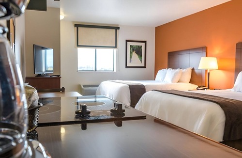 Wixom Hotel | Budget-Friendly Long-Term Stay with Full Kitchen Near Entertainment - 3 Units!