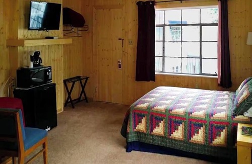 Cherokee Hotel | Budget-Friendly Riverside Retreat For Couples Near Cherokee Attractions