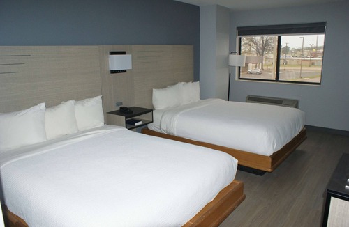 Van Buren Hotel | Budget-friendly Room Perfect for Couple Stay | Complimentary Breakfast