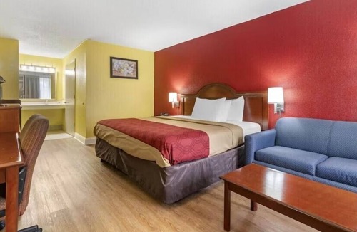 Douglas Hotel | Budget-Friendly Room w/King Bed & Outdoor Pool