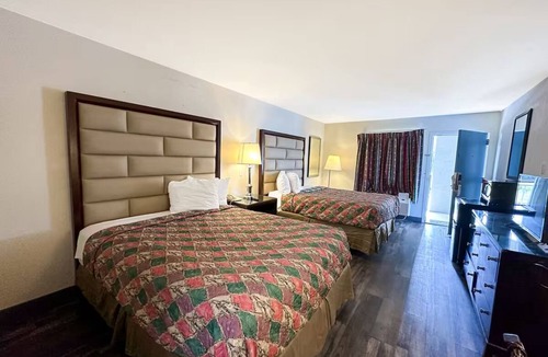 Ridgeway Hotel | Budget-Friendly Room w/Free Parking & Easy I-77 Access – Value Focused