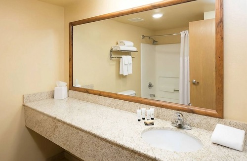 Palm Valley Hotel | Budget-Friendly Stay at Red Lion Inn Goodyear Phoenix! Free Parking, Pool