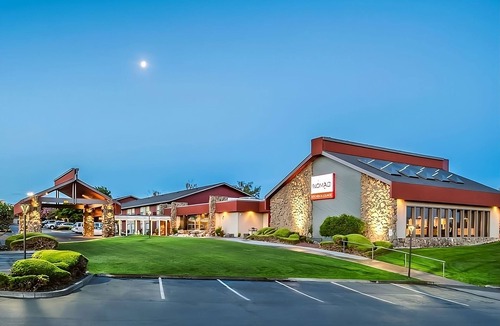 Kennewick Hotel | Budget-Friendly Stay in Washington! Outdoor Pool, Free Parking, Pets Allowed